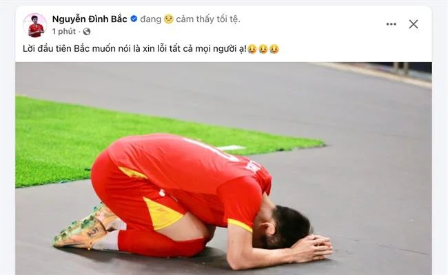 Sân bóng đá với các cầu thủ đang tranh bóng, tượng trưng cho cá cược bóng đá tại 77 ball đăng nhập.